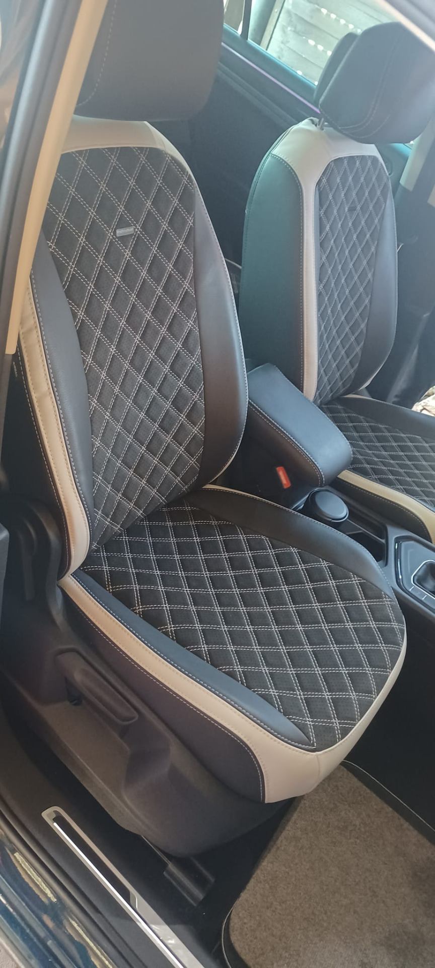 VW első ülések bőr és Alcantara húzata — rombusz minta és fehér betét