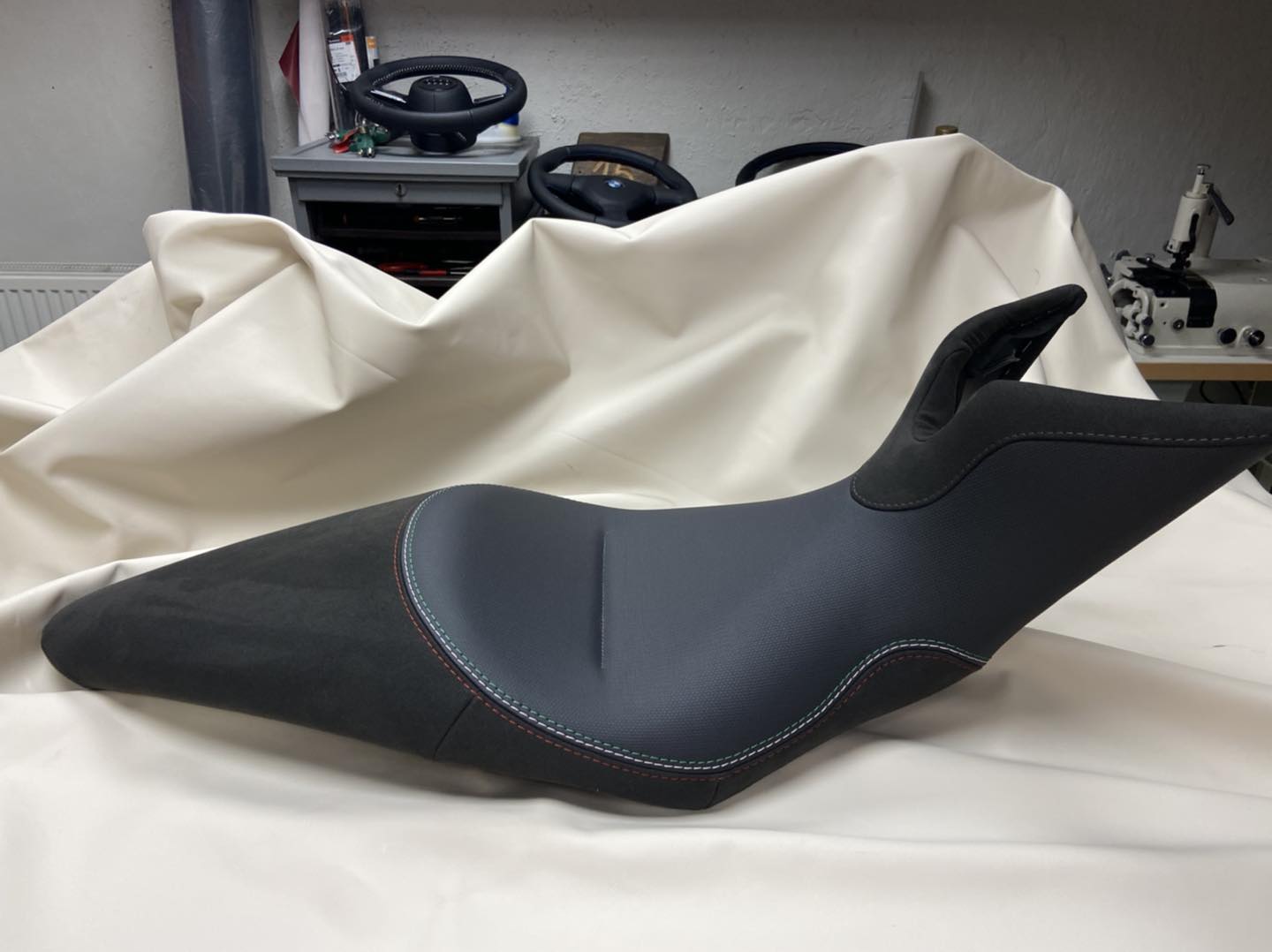 Jet ski ülés egyedi áthúzás — Alcantara oldal, technikai vinyl betét, olasz trikolor varrással
