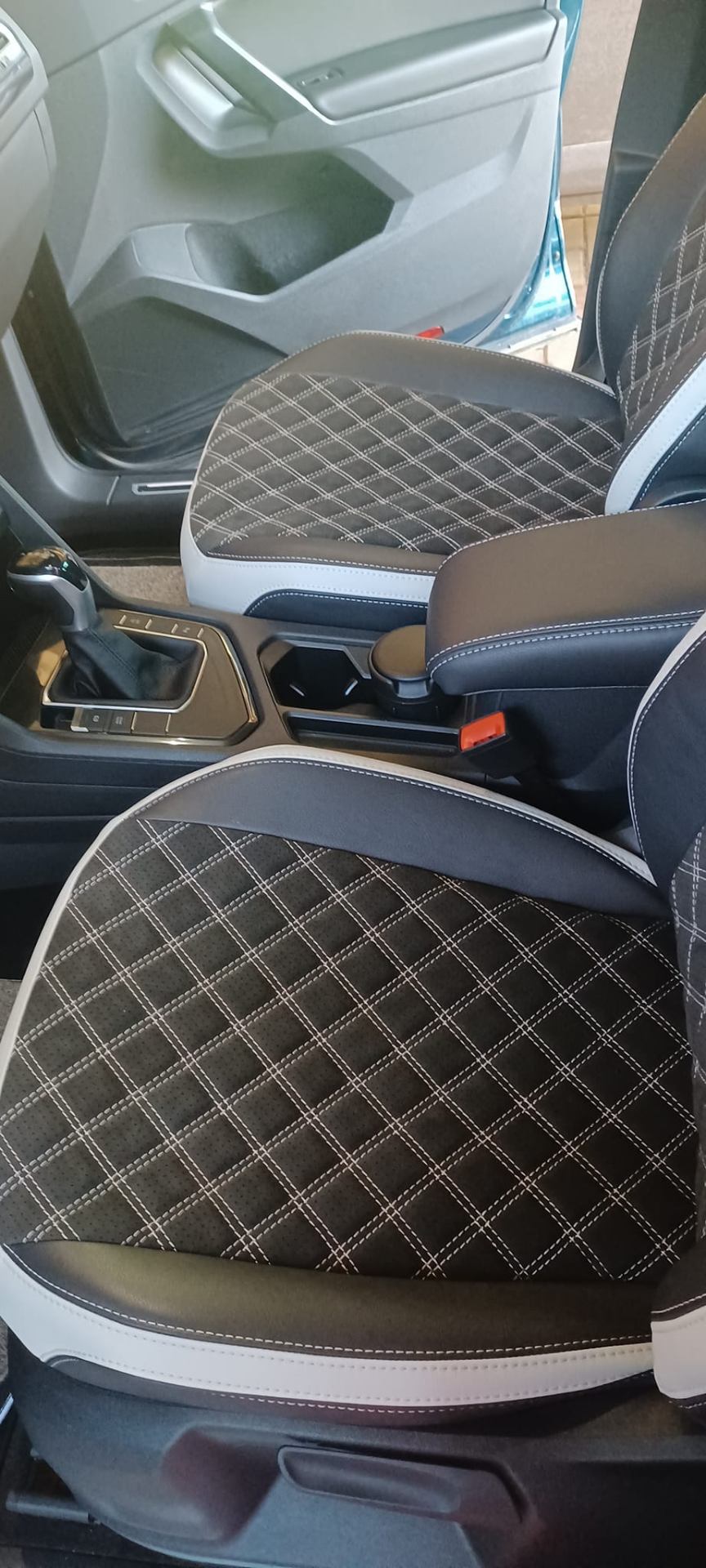 VW vezetőülés bőr-Alcantara húzat — perforált rombusz minta dupla díszvarrással