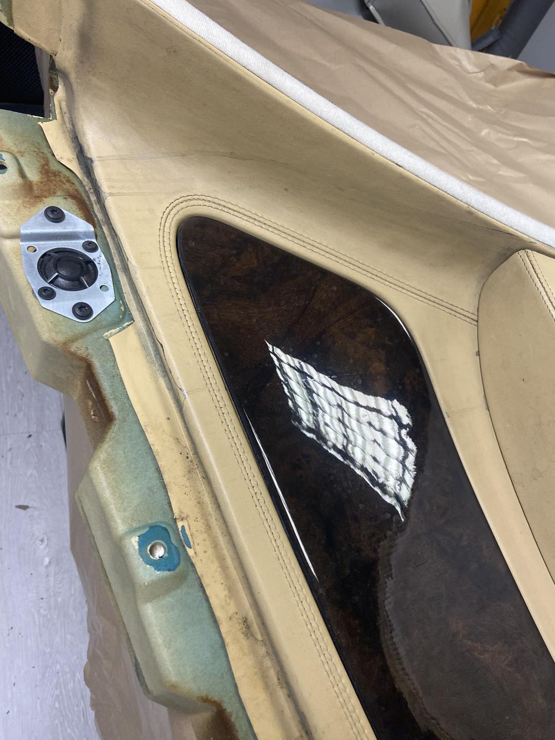Bentley ajtóbetét belső szerkezete tisztítás előtt