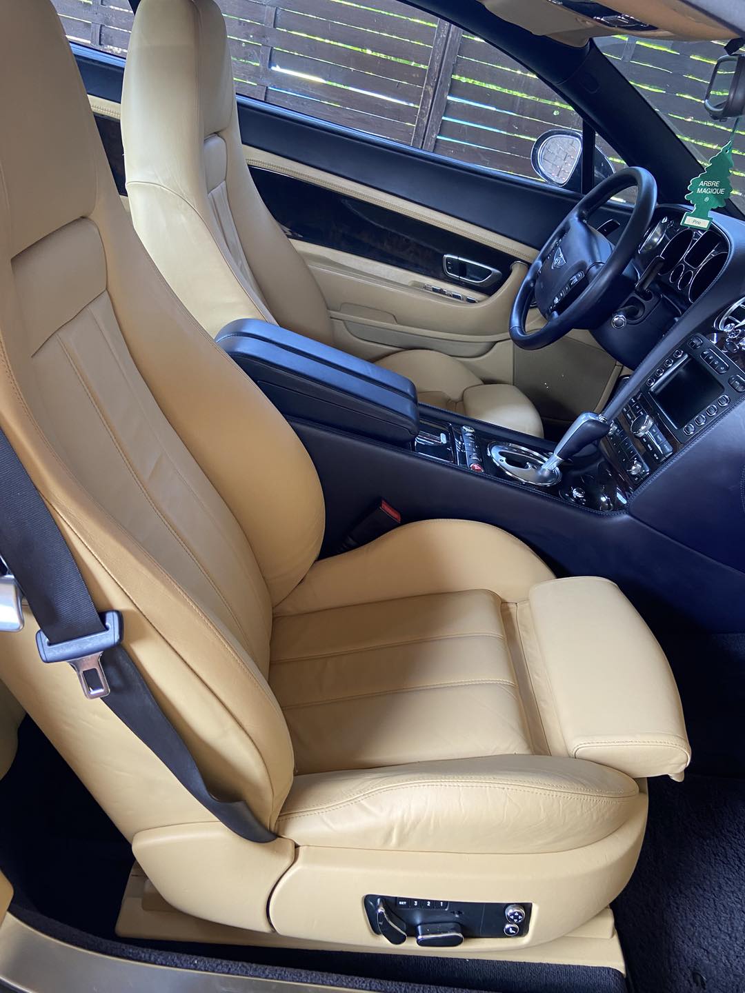 Bentley 2012 — felújított vezetőülés és utastér