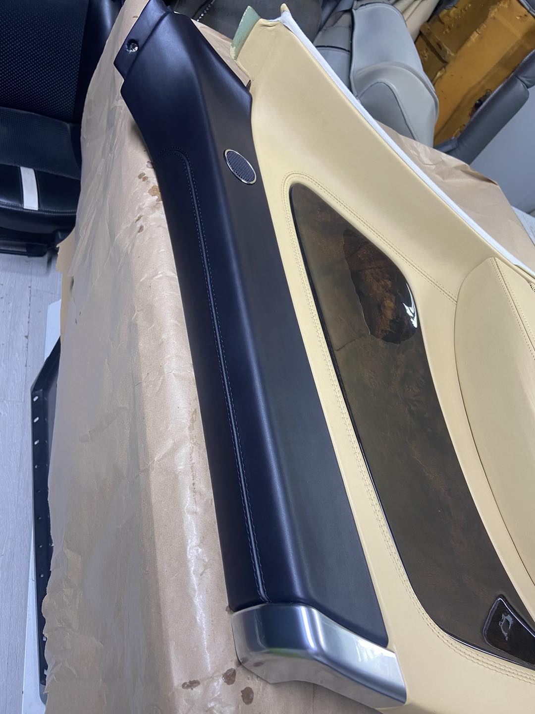 Bentley ajtóbetét bontás közben — Colourlock előkészítés