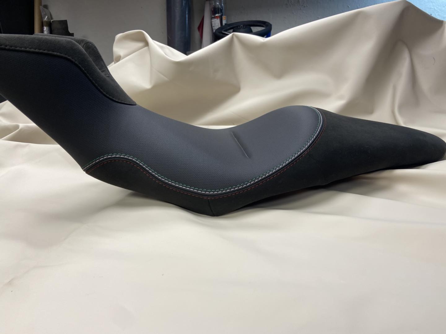 Jet ski ülés oldalnézet — Alcantara és texturált vinyl, többszínű díszvarrással