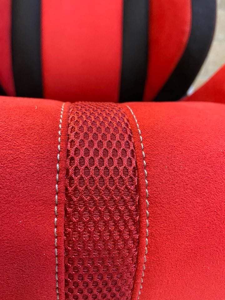 Type R sportülés fejtámla mesh betéttel — piros Alcantara közelről