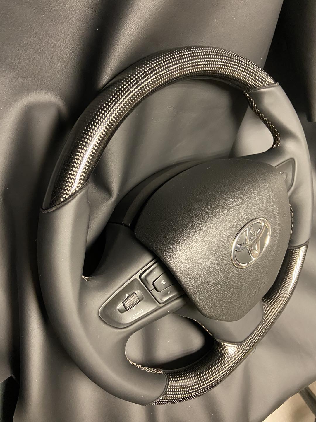 Toyota kormány karbon felső koszorúval — perspektíva