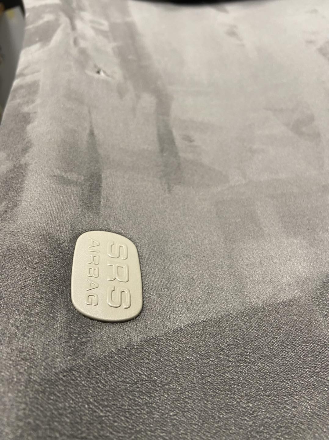 Alcantara tetőkárpit SRS Airbag emblémával — részlet