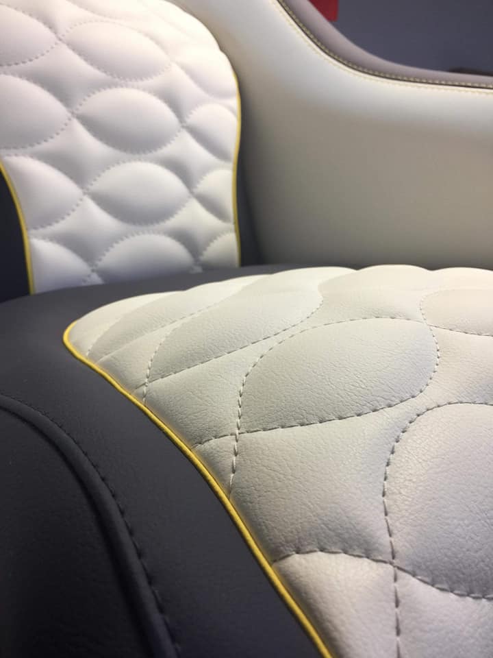 Hajó ülés oldalív — kétszínű bőr, sárga kontraszt varrás
