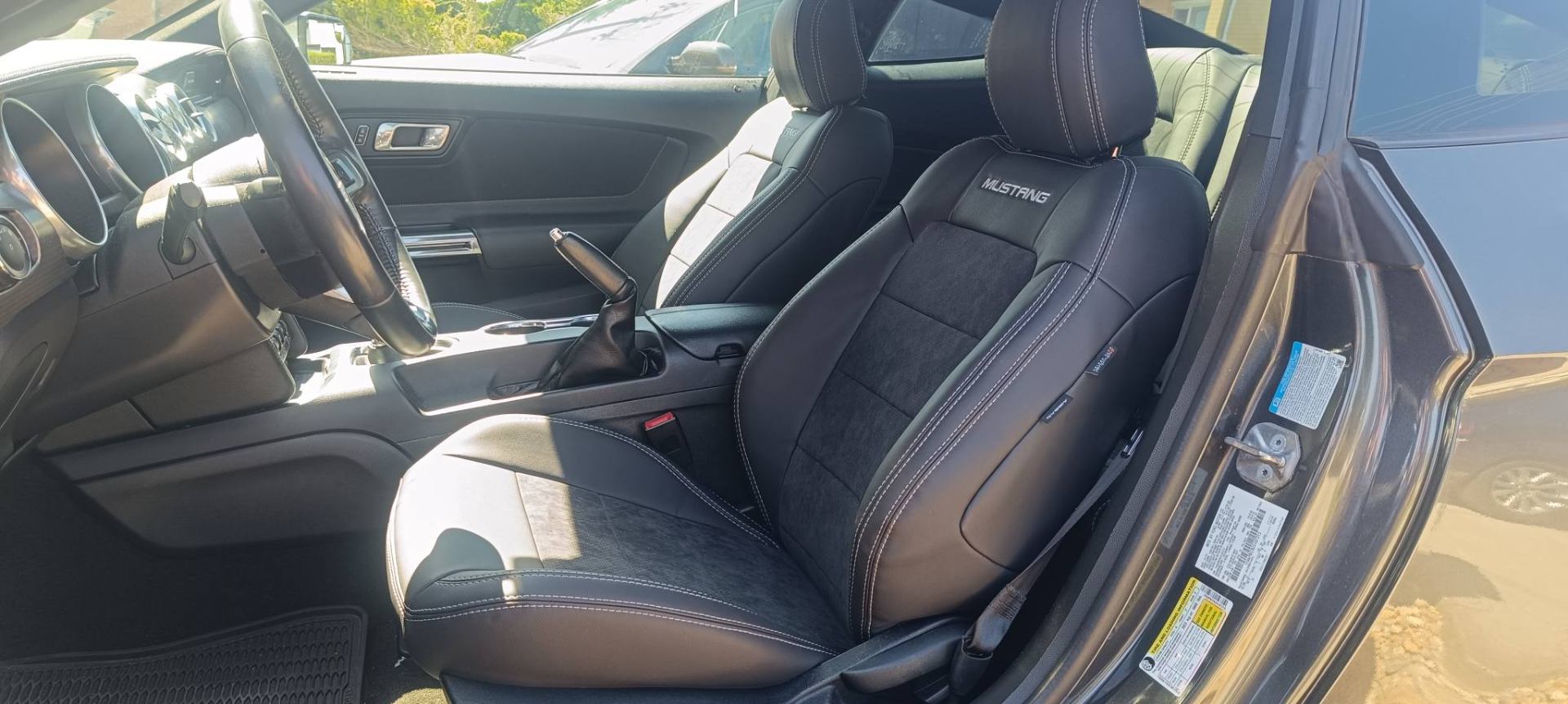 Ford Mustang ülések bőr-Alcantara húzata — Mustang hímzéssel
