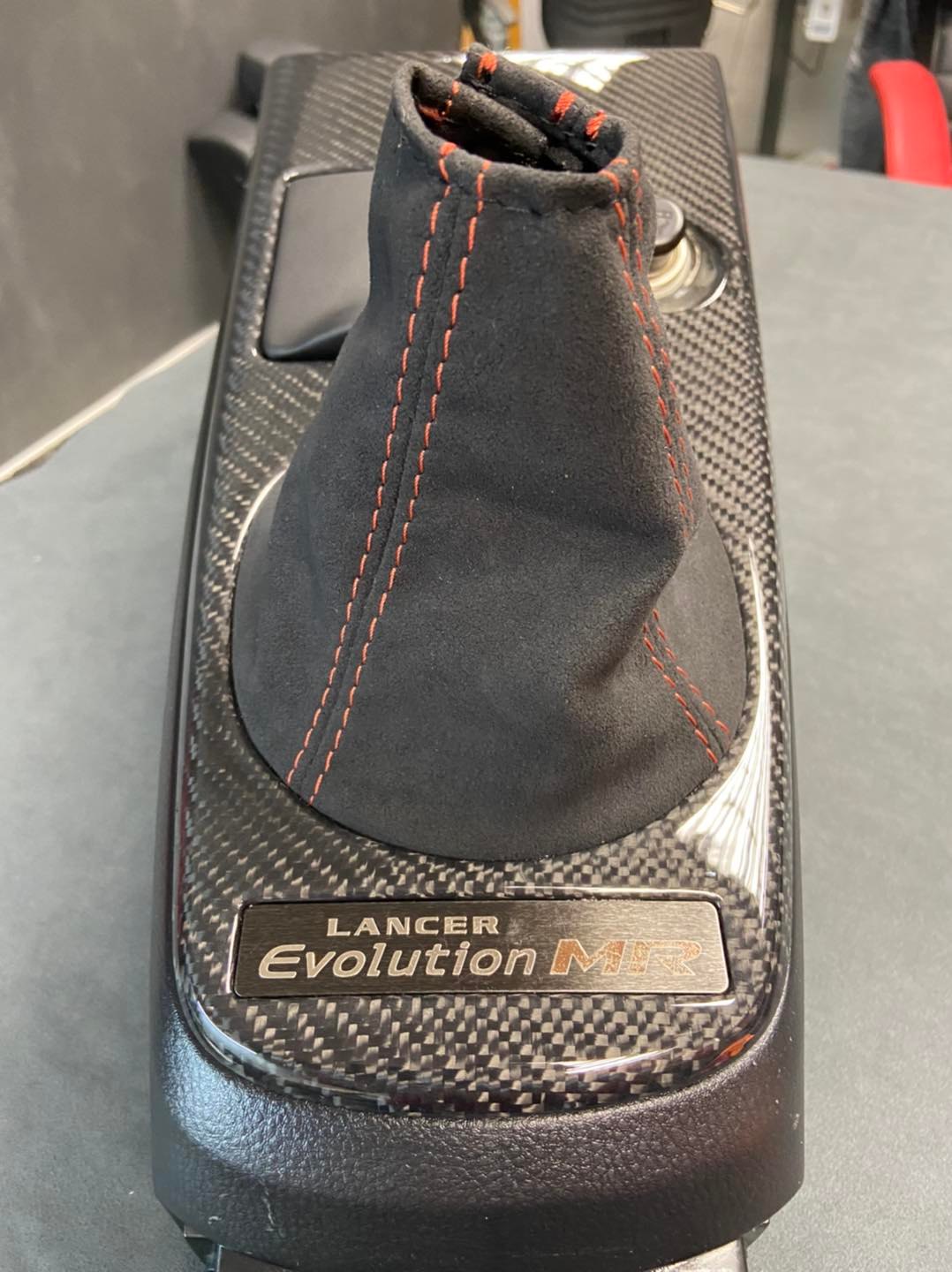 Lancer Evolution MR karbon középkonzol Alcantara váltószoknyával