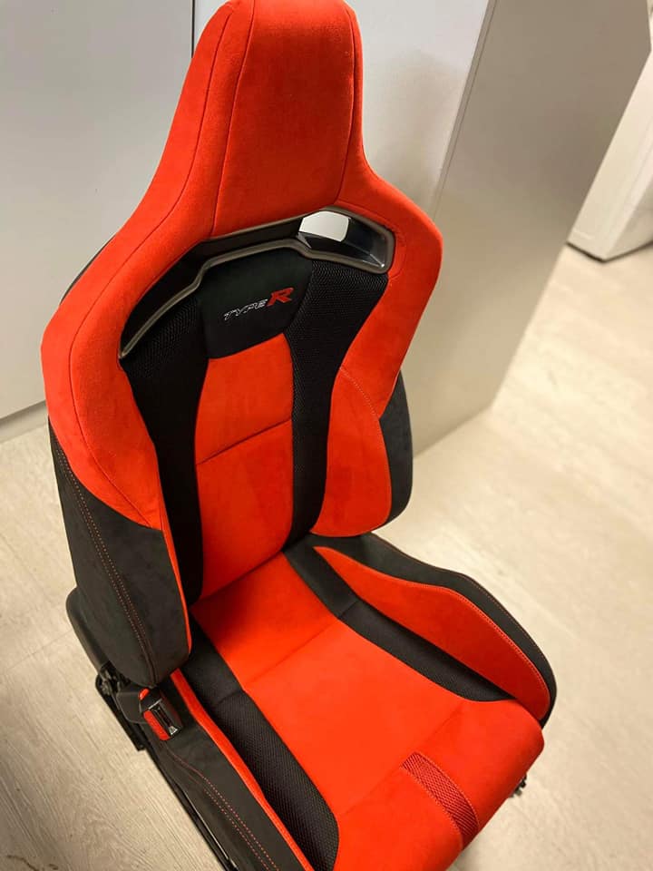 Honda Civic Type R sportülés — piros Alcantara és fekete betétek