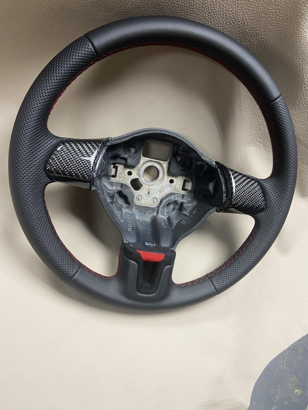 VW kormány perforált bőrrel és karbon küllőfedéssel