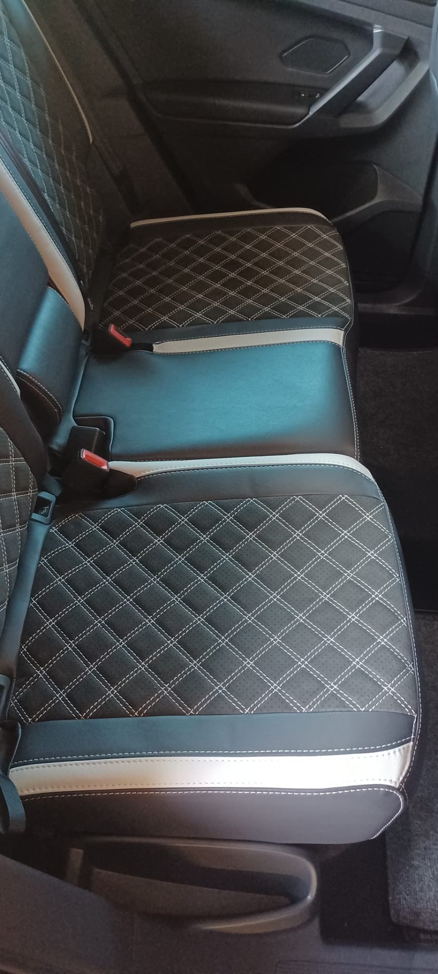 VW hátsó ülés bőr-Alcantara húzat közelről — rombusz öltés és perforáció