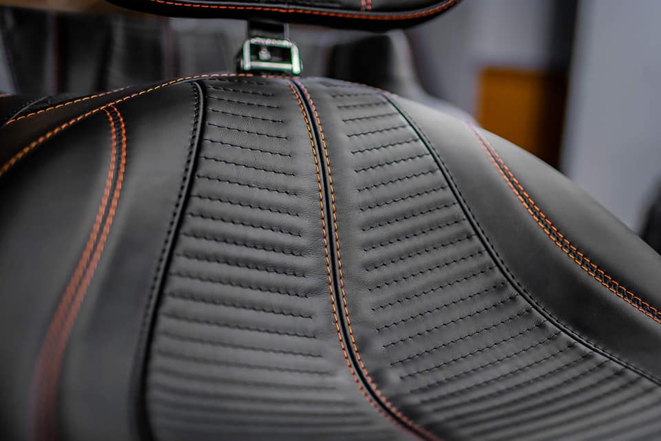 Motorülés középbetét — vízszintes quilt minta és narancs öltés