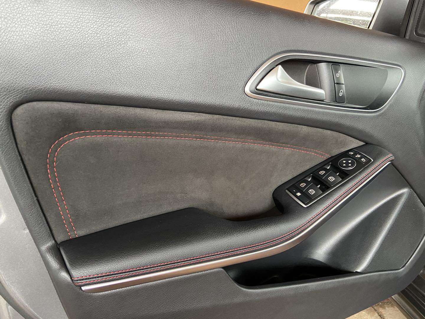 Mercedes A-osztály ajtókárpit — Alcantara betét piros díszvarrással