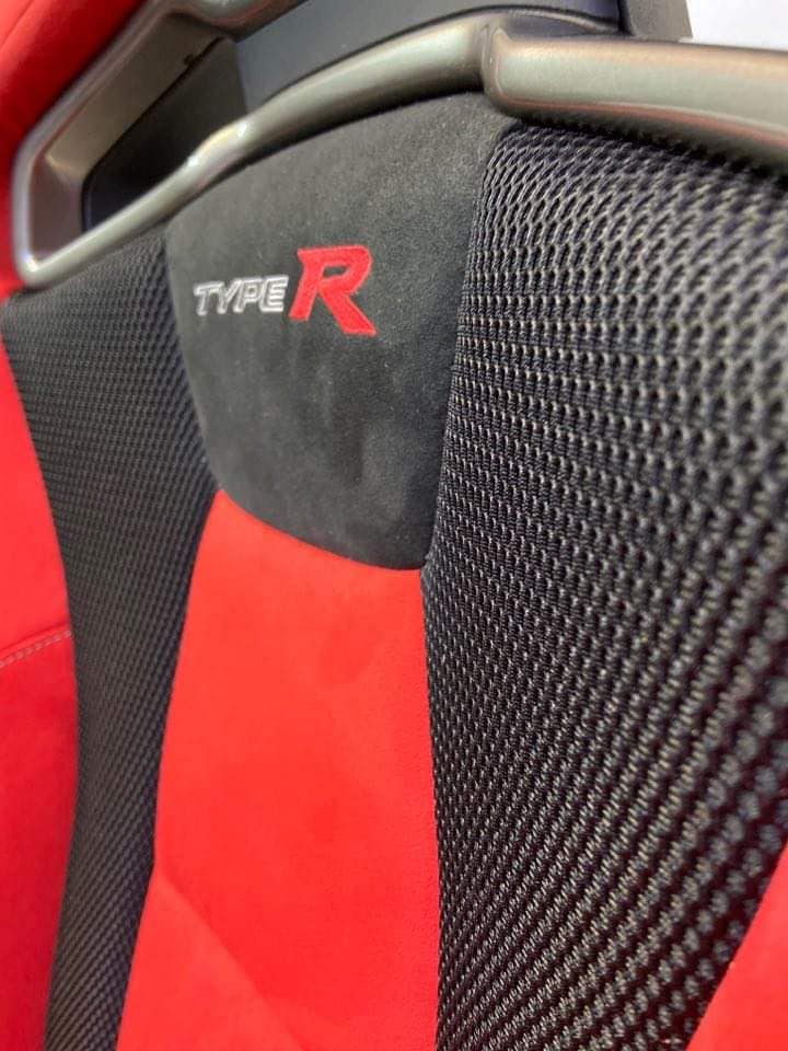Honda Civic Type R fejtámla — Type R hímzés Alcantarán