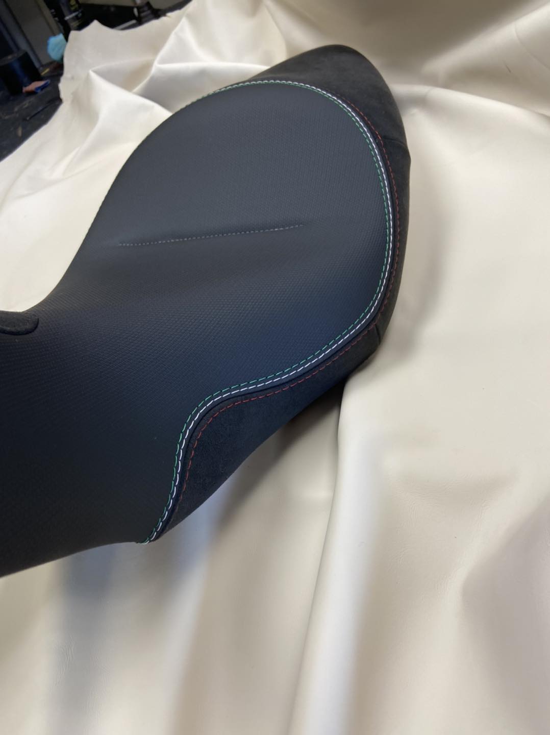 Jet ski ülés farok-rész — texturált vinyl és Alcantara, olasz öltéssel