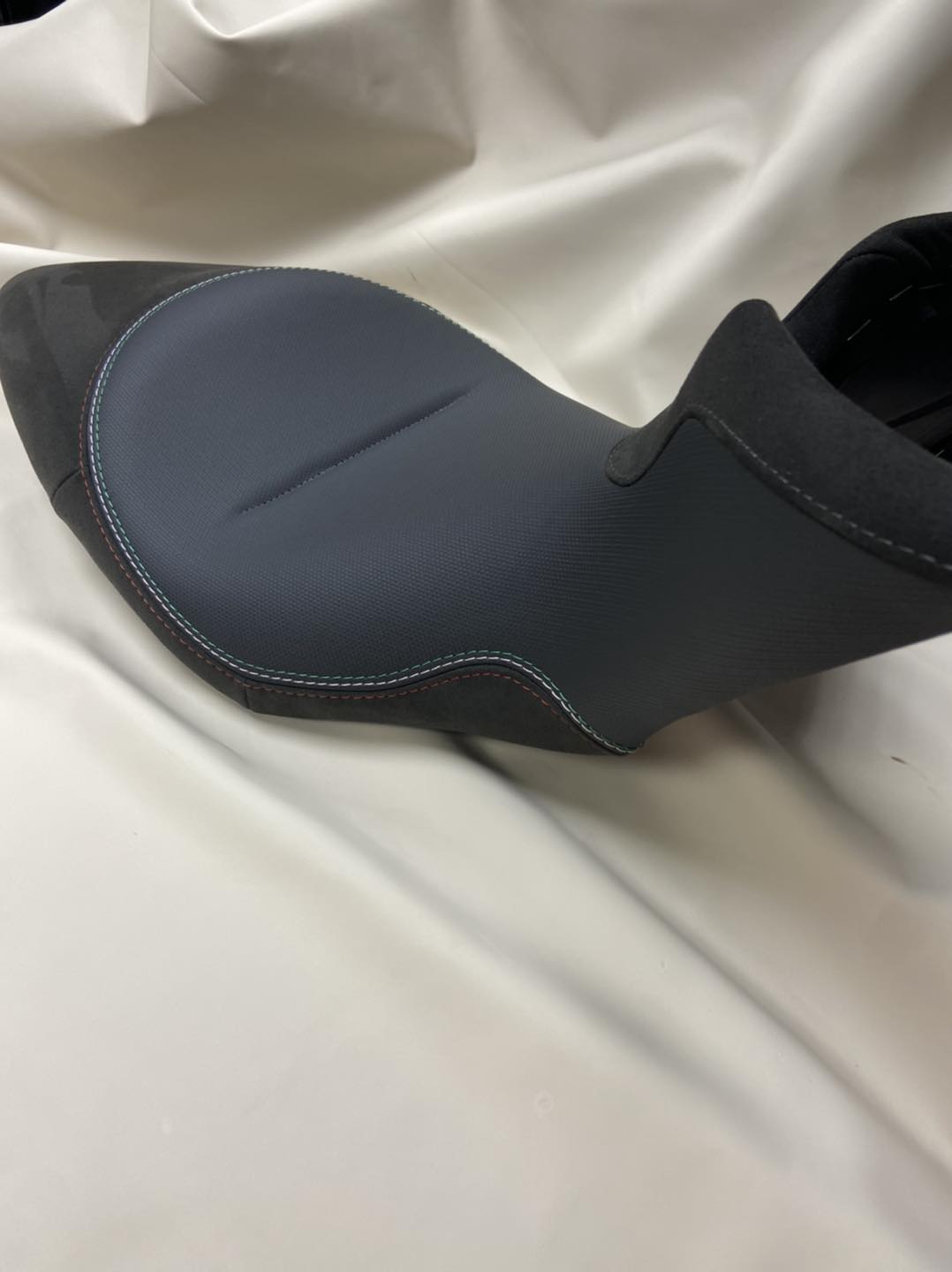 Jet ski ülés orr-rész — Alcantara és vinyl kombináció, trikolor varrással