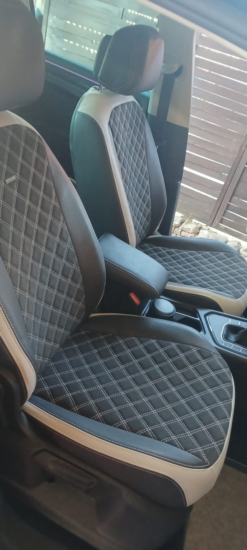 VW vezetőülés rombusz mintás Alcantara húzat — műhelyi környezetben