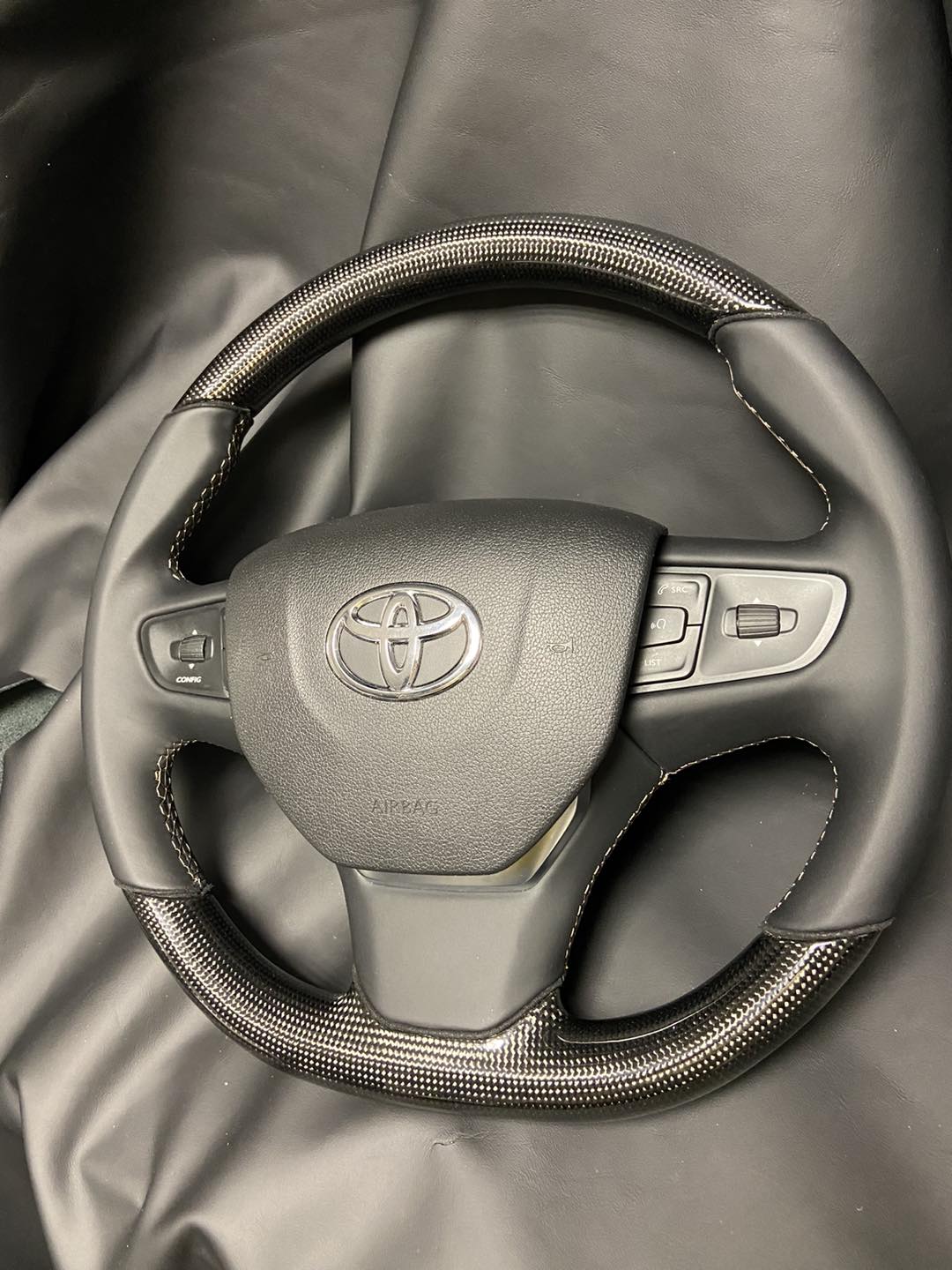 Toyota kormány karbon felső koszorúval és perforált bőrrel