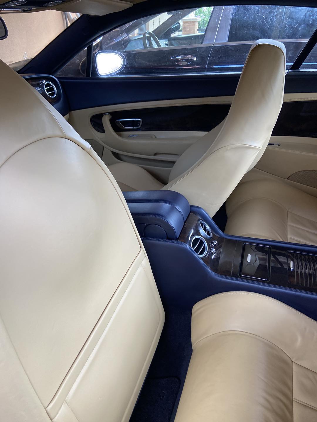 Bentley 2012 — felújított belső, krém bőr és sötétkék középkonzol