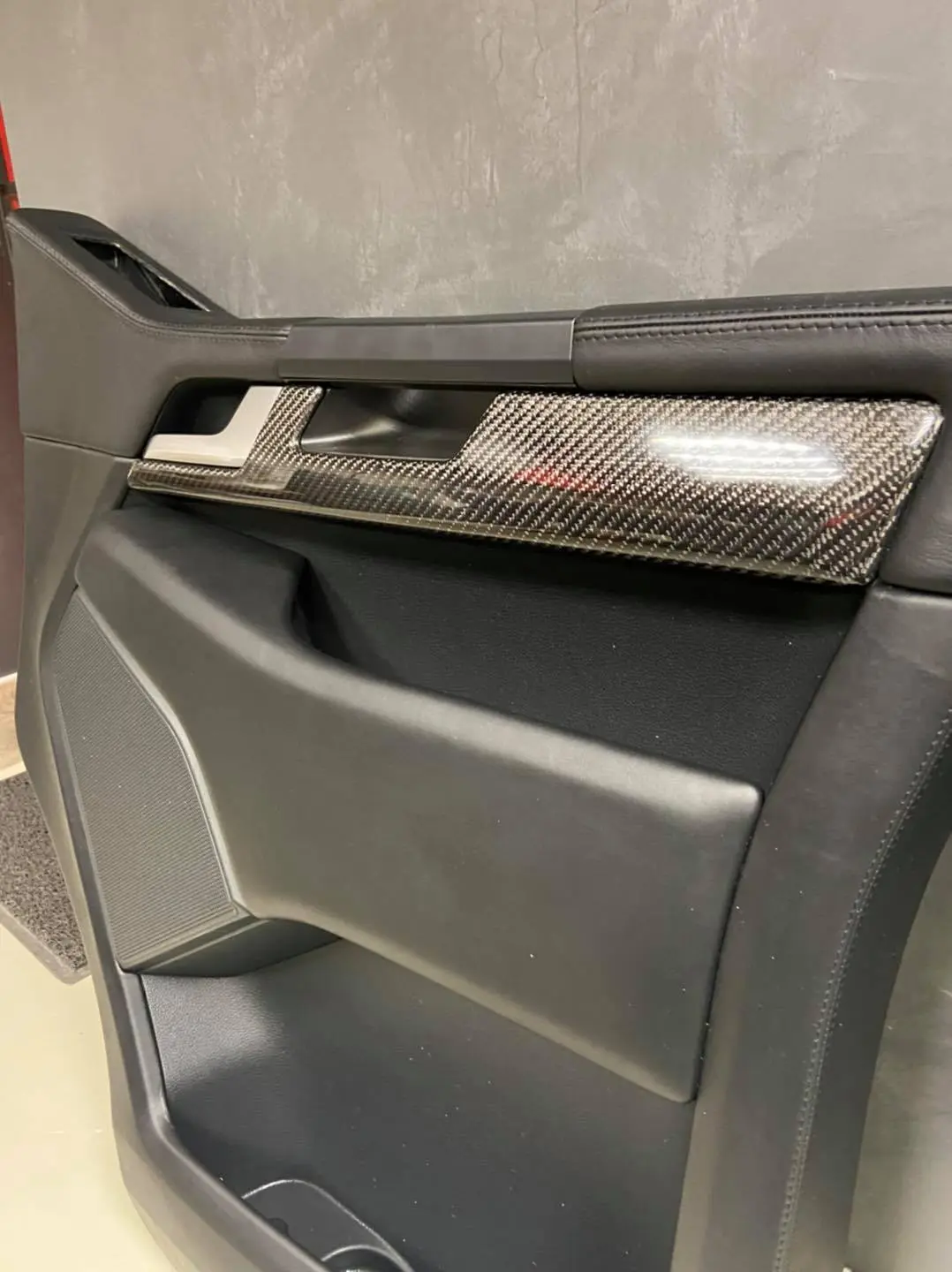 Carbon mintás ajtókárpit, prémium bőr környezet