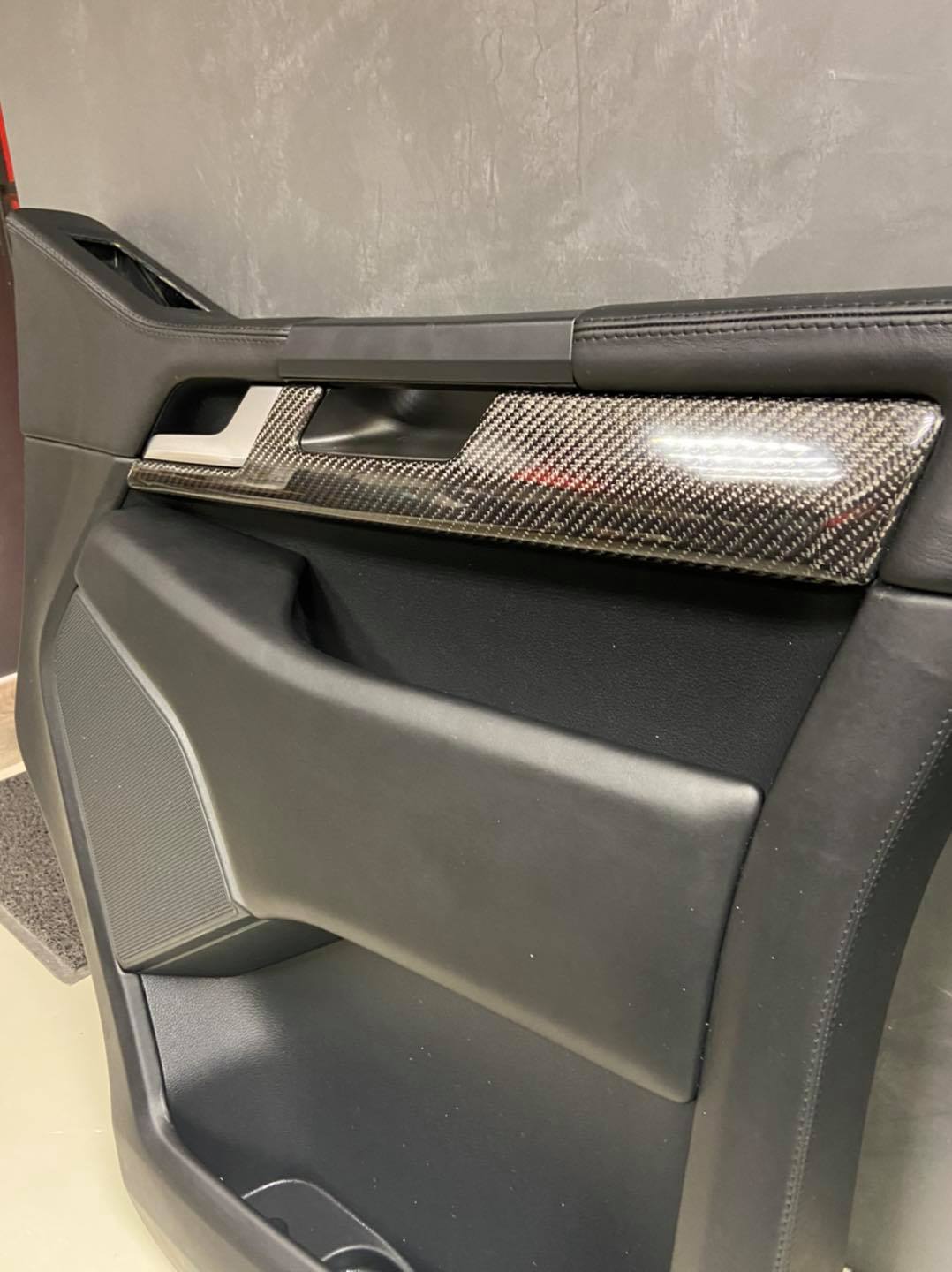 Carbon mintás ajtókárpit, prémium bőr környezet